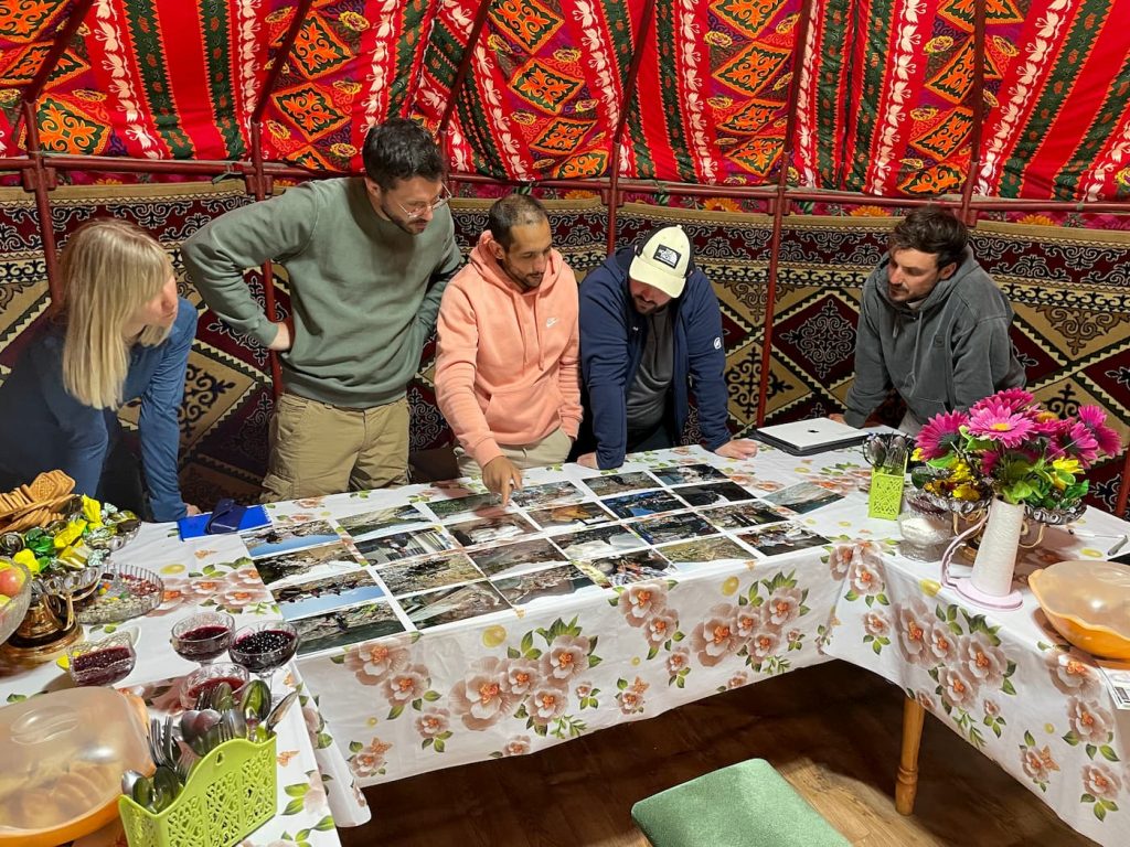 Groupe de participants analysant des photos