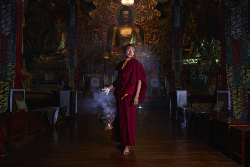 Photo portrait d'un moine bouddhiste dans un monastère